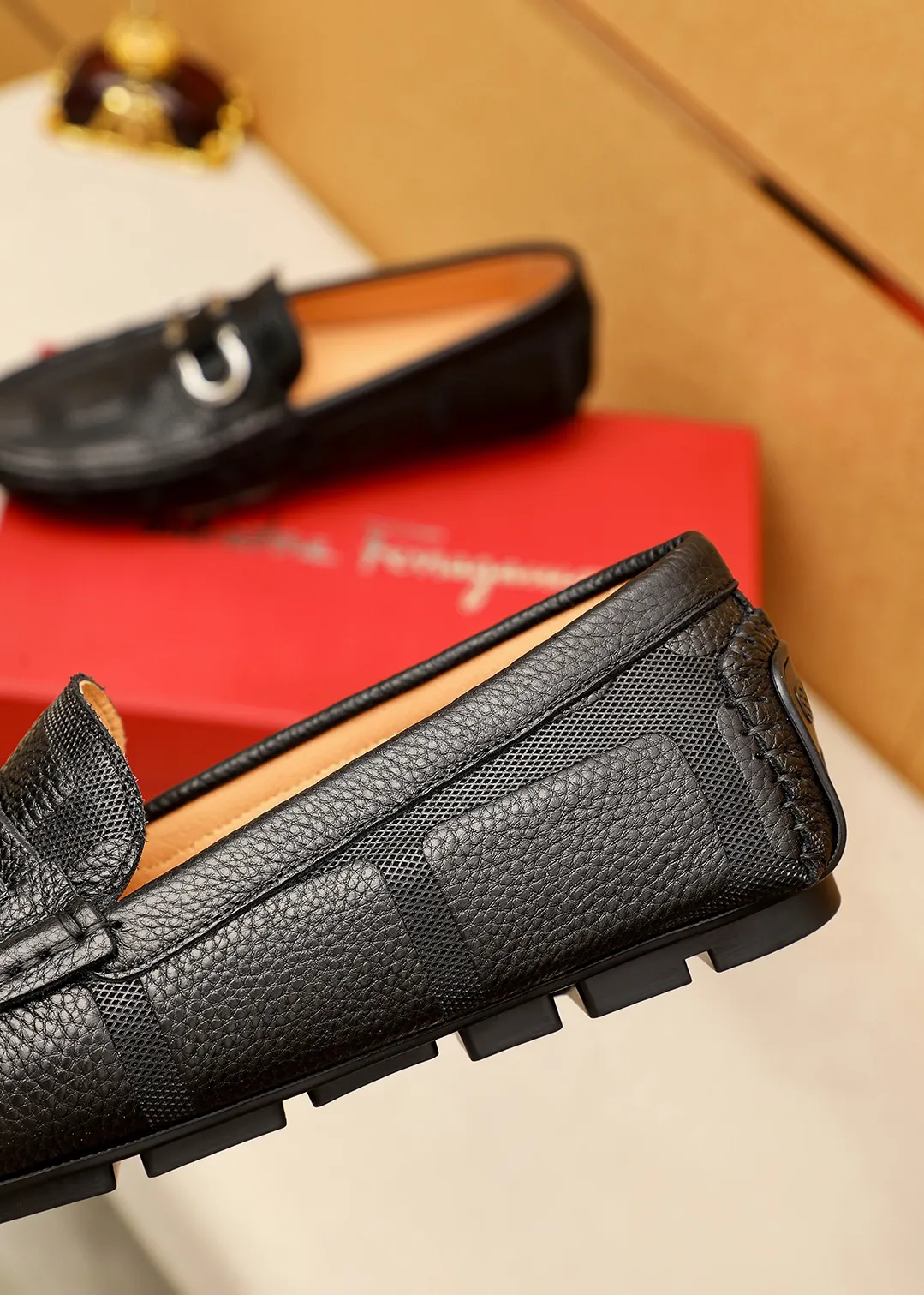 Men's shoes 💰360 💐 Product trademark: Ferragamo "Ferragamo" bean shoes Regular size: 38-44 (45.46🉑️customized) Product materials: Selected imported calfskin embossed upper + classic hardware buckle, imported pig leather lining. Strong three-dimensional visual effect, original outsole color: 1⃣️color optional